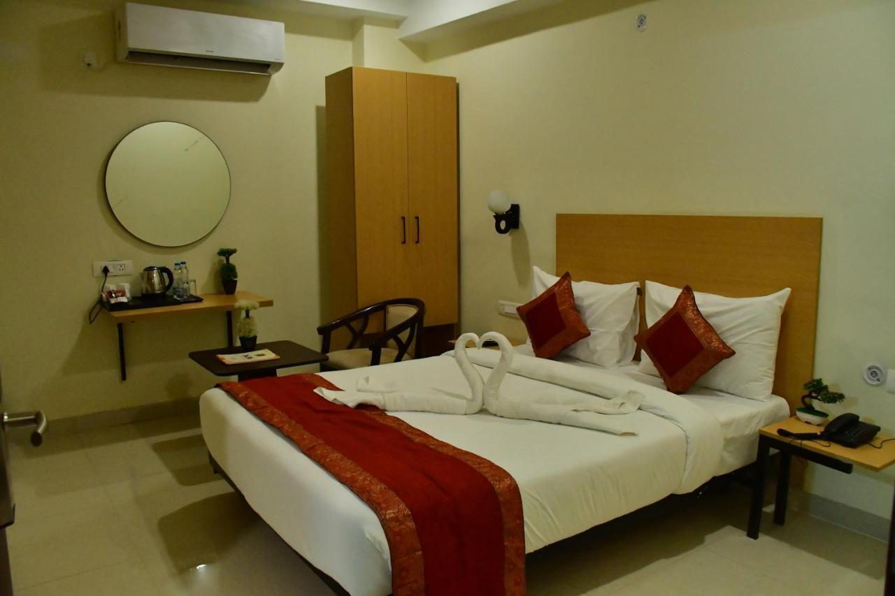 Hotel Yatharth Inn Varanasi Exterior foto